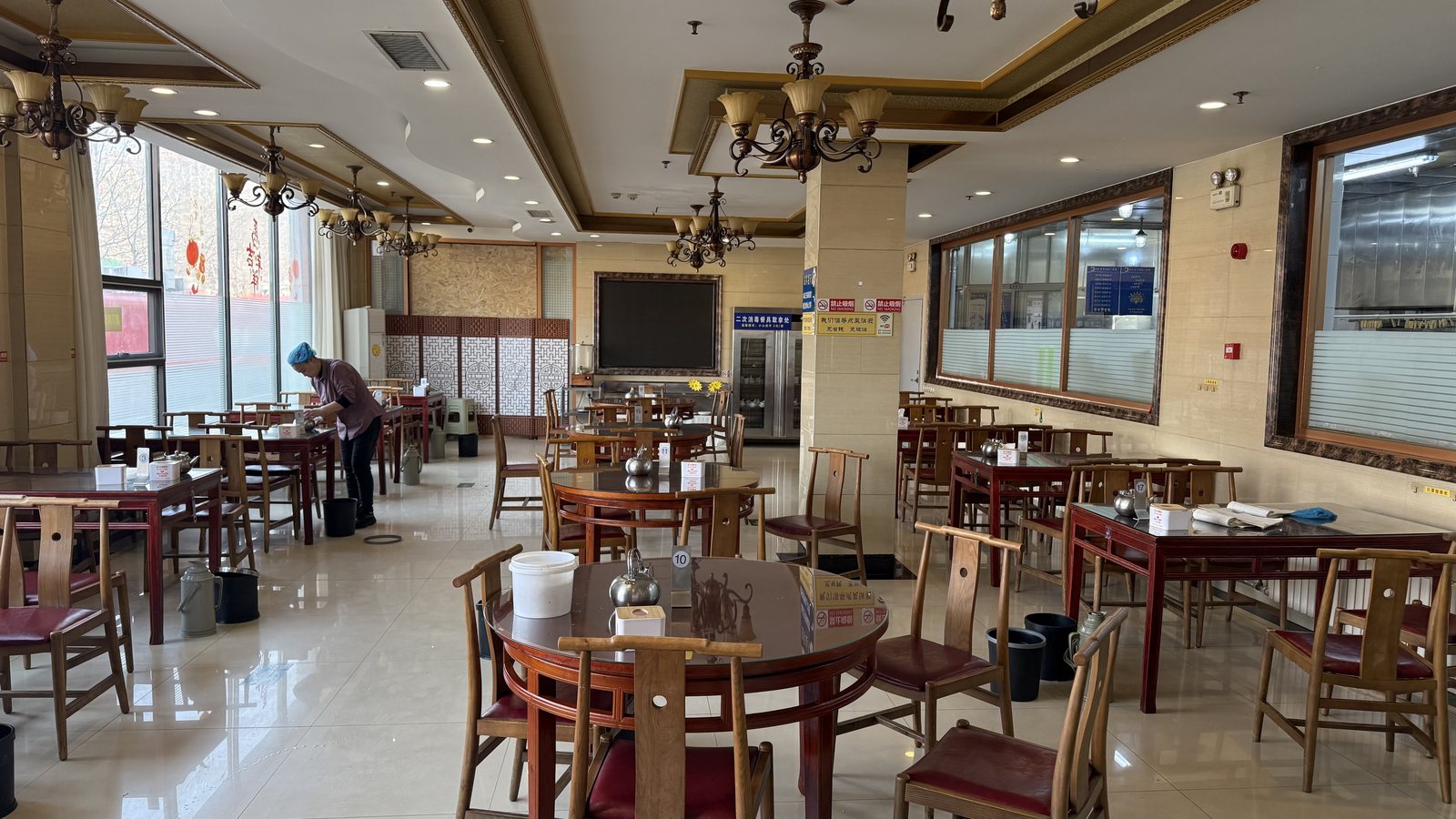 京都烤鸭酒店寿光圣城街店零点大厅散台与明档就餐区实拍