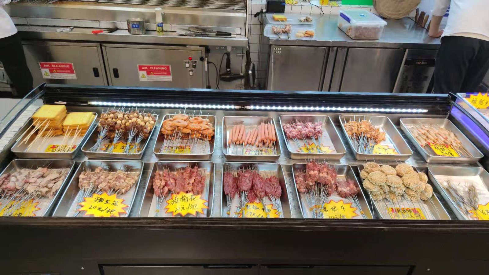 京都小肥羊·火锅大排档寿光洛城店火锅桌席与涮品组合实拍