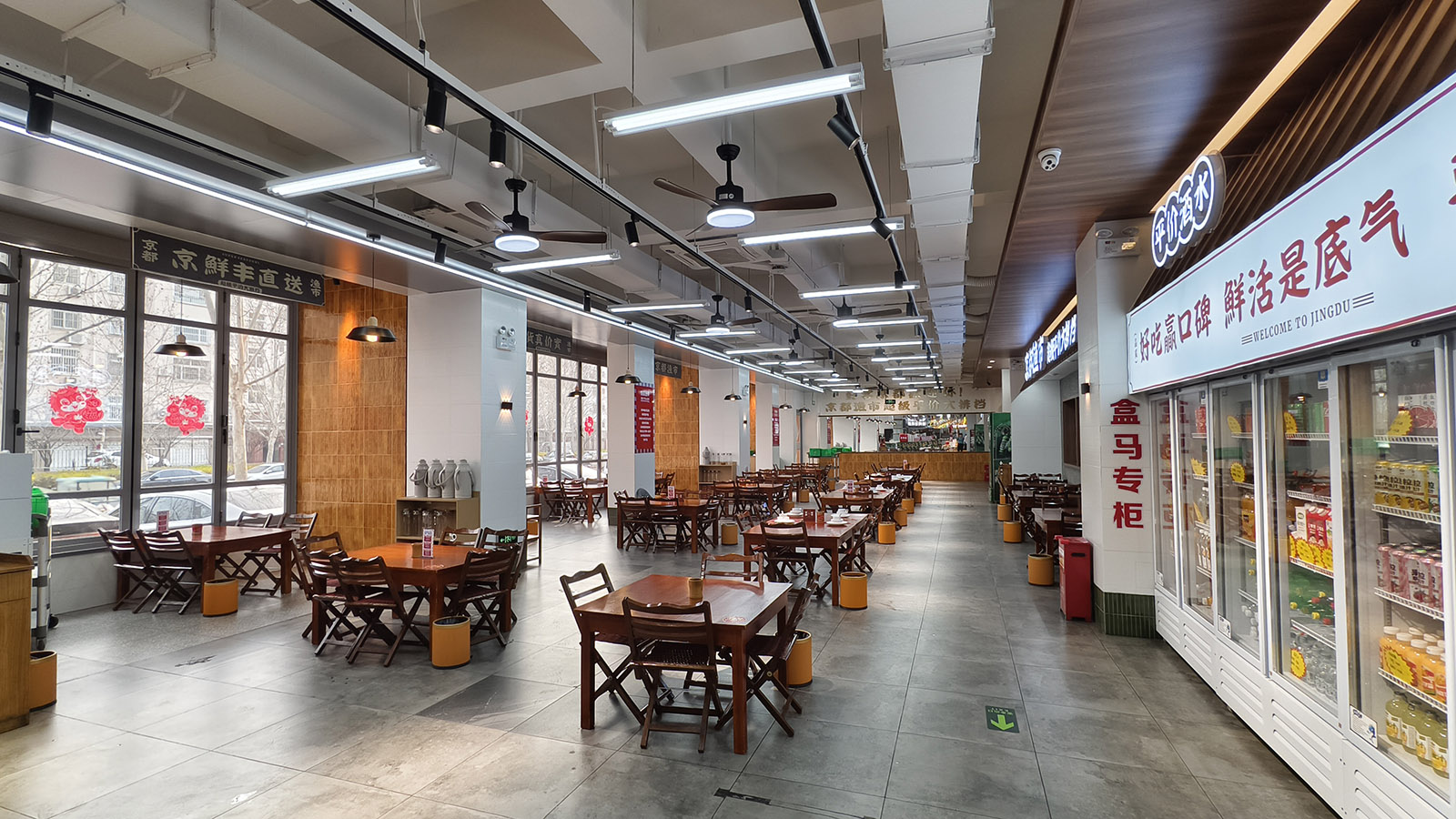 京都渔市·超级平价大排档零点大厅，明档与散台通透，适合家庭与邻里小聚