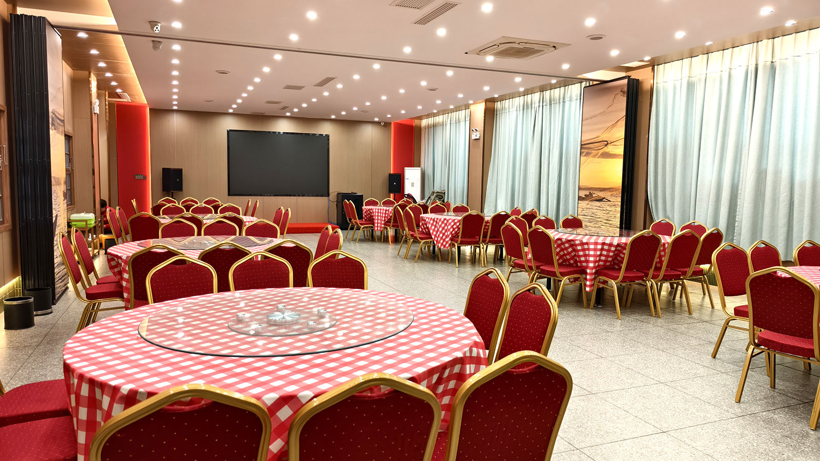 京都渔市·超级平价大排档宴会大厅，适合生日宴与主题聚餐布置