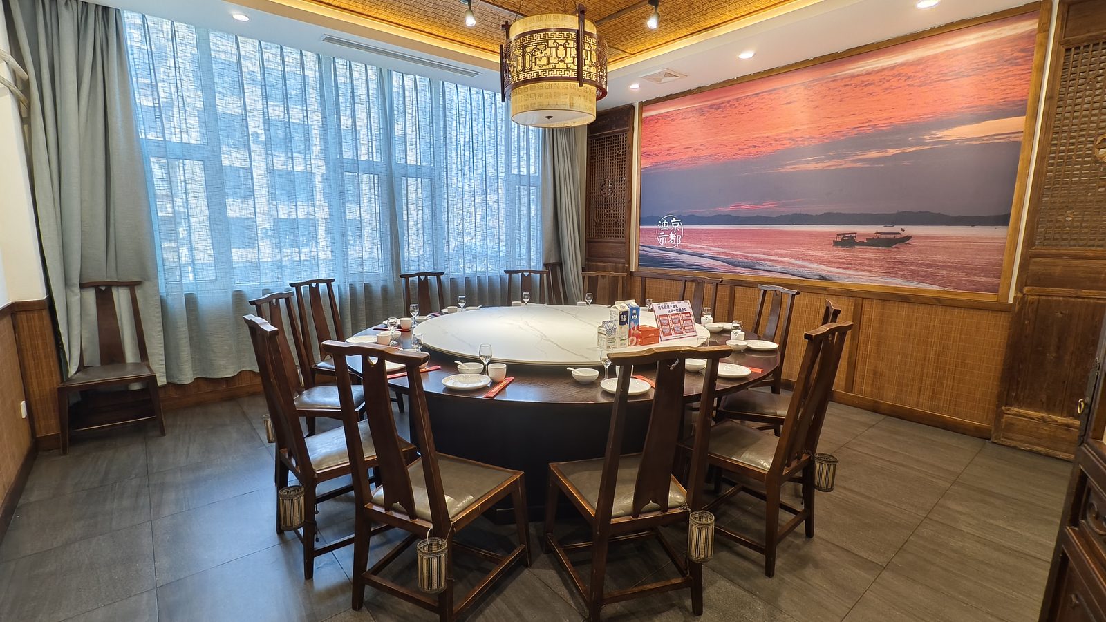 京都渔市·超级平价大排档寿光店12至14人包间圆桌全景与中式装饰实拍