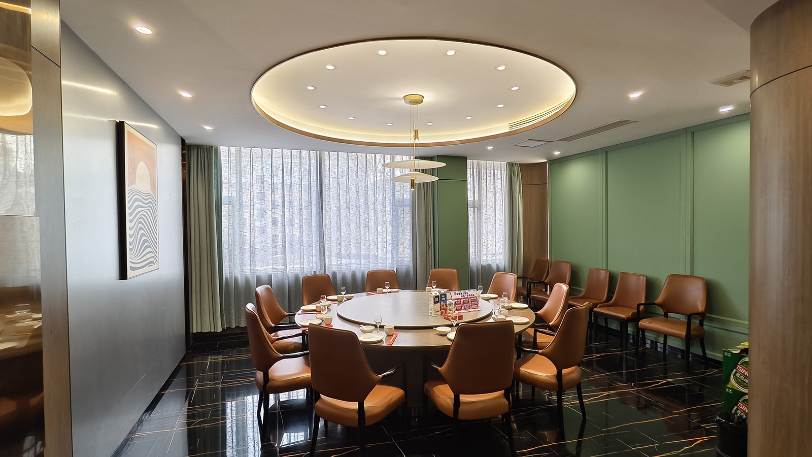 京都渔市·超级平价大排档12人包间，灯光柔和，适合商务与家庭私宴