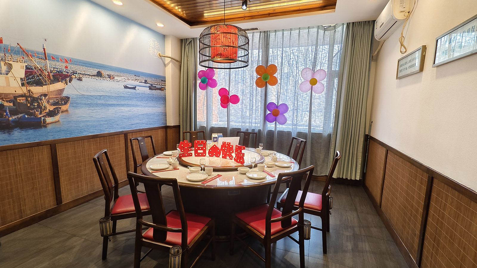 京都渔市·超级平价大排档8至10人包间圆桌与壁画装饰