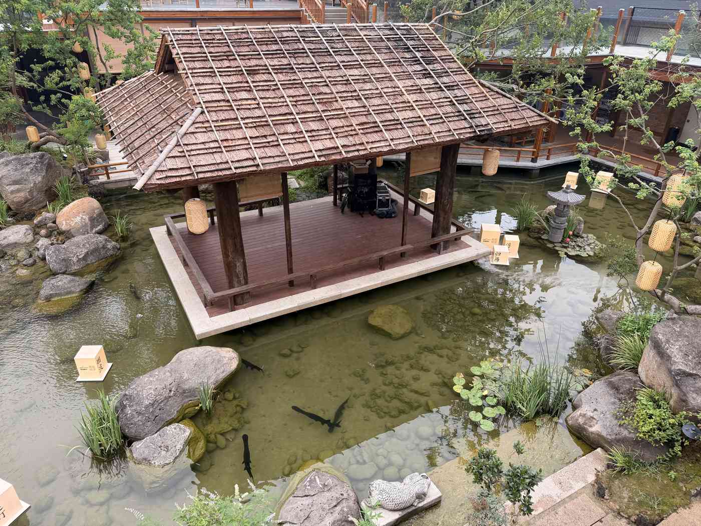 圣城烟火·寿光院子水榭茶室日间实拍，庭院水景环绕