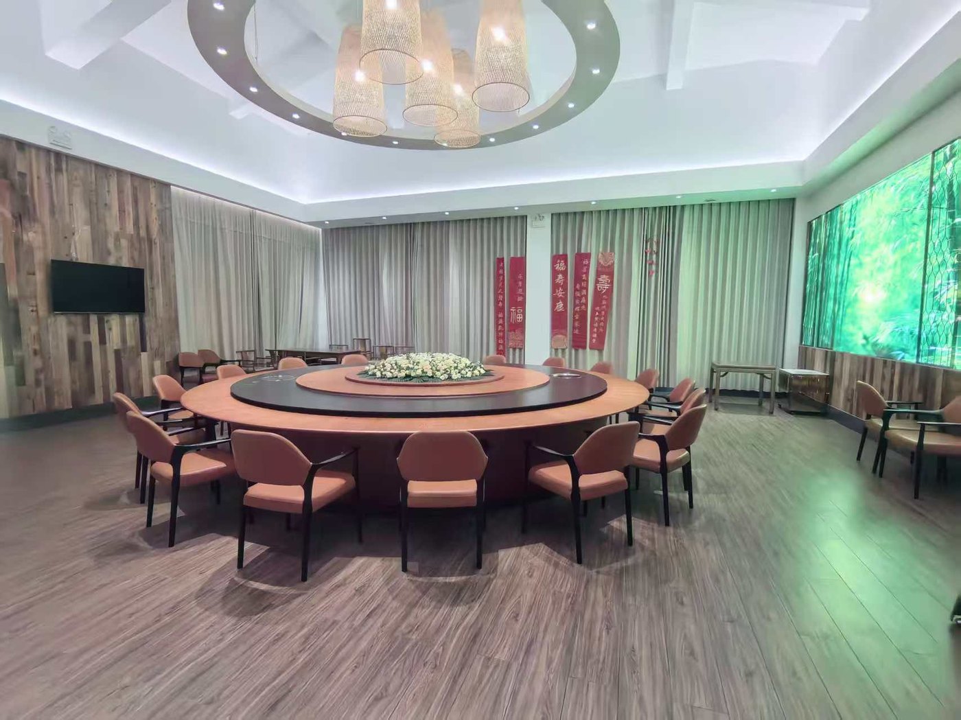 渔民大院·海鲜大排档豪华大包间宴会圆桌与主题背景墙实拍